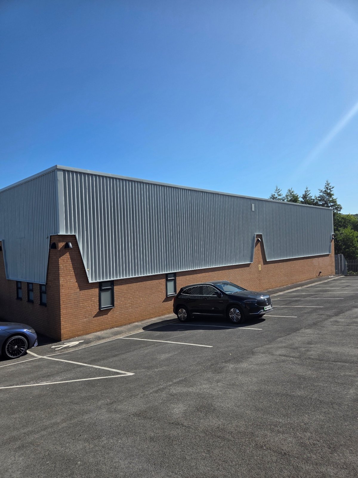Company-supplied photograph of the completed Bradford building with RAL 7035 light grey cladding and RAL 7016 anthracite grey windows