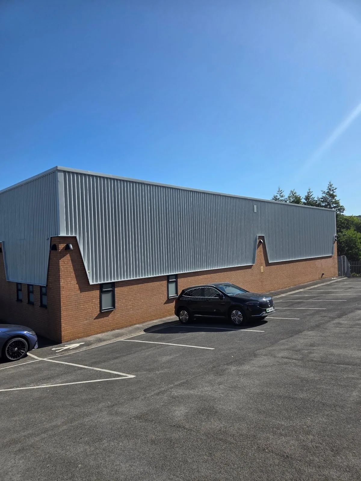 Company-supplied photograph of the completed Bradford building with RAL 7035 light grey cladding and RAL 7016 anthracite grey windows